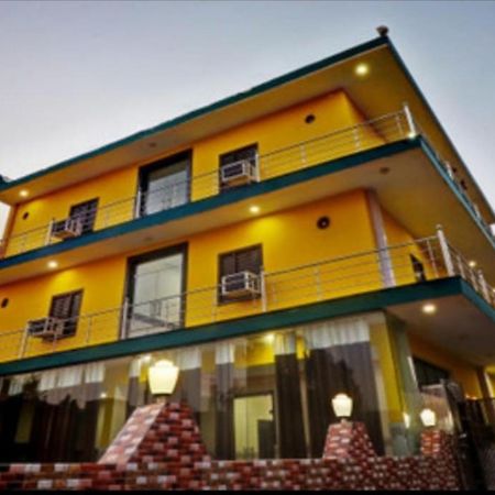 Hotel Pragati Palace Mathura Buitenkant foto