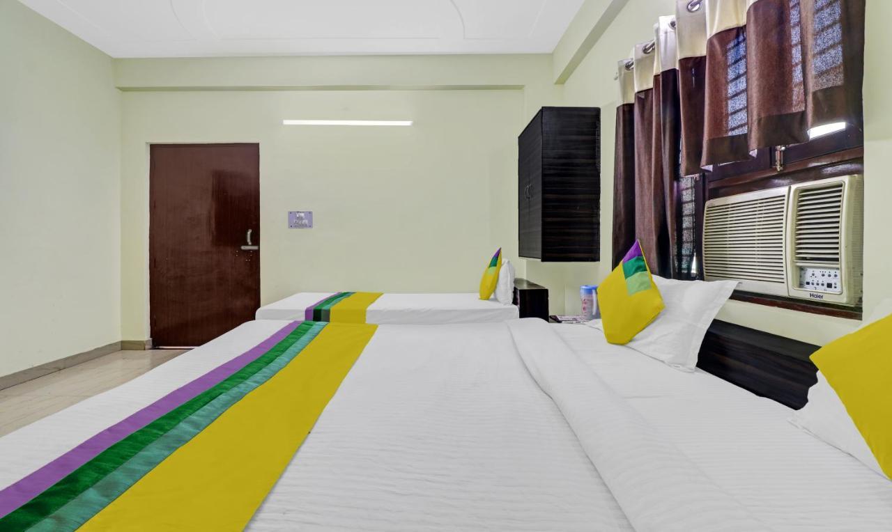 Hotel Pragati Palace Mathura Buitenkant foto