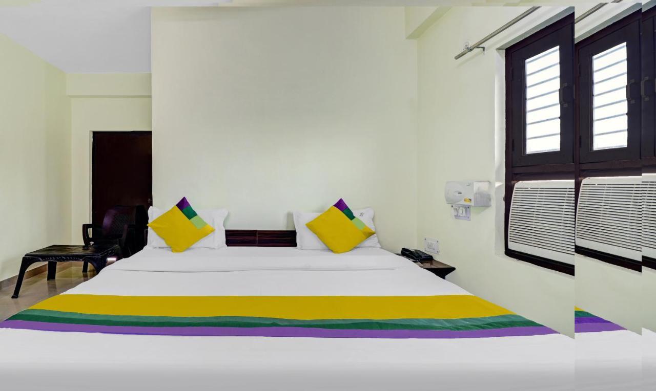 Hotel Pragati Palace Mathura Buitenkant foto