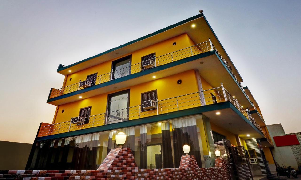 Hotel Pragati Palace Mathura Buitenkant foto