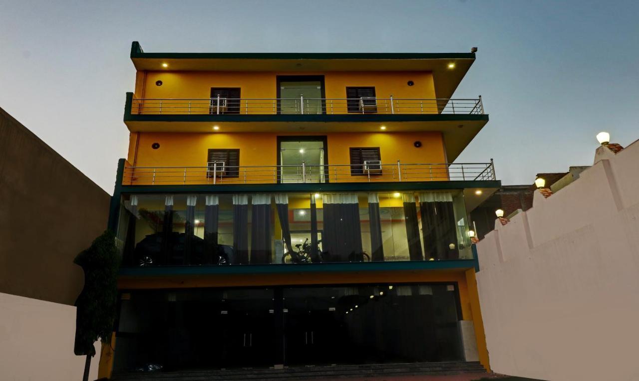 Hotel Pragati Palace Mathura Buitenkant foto