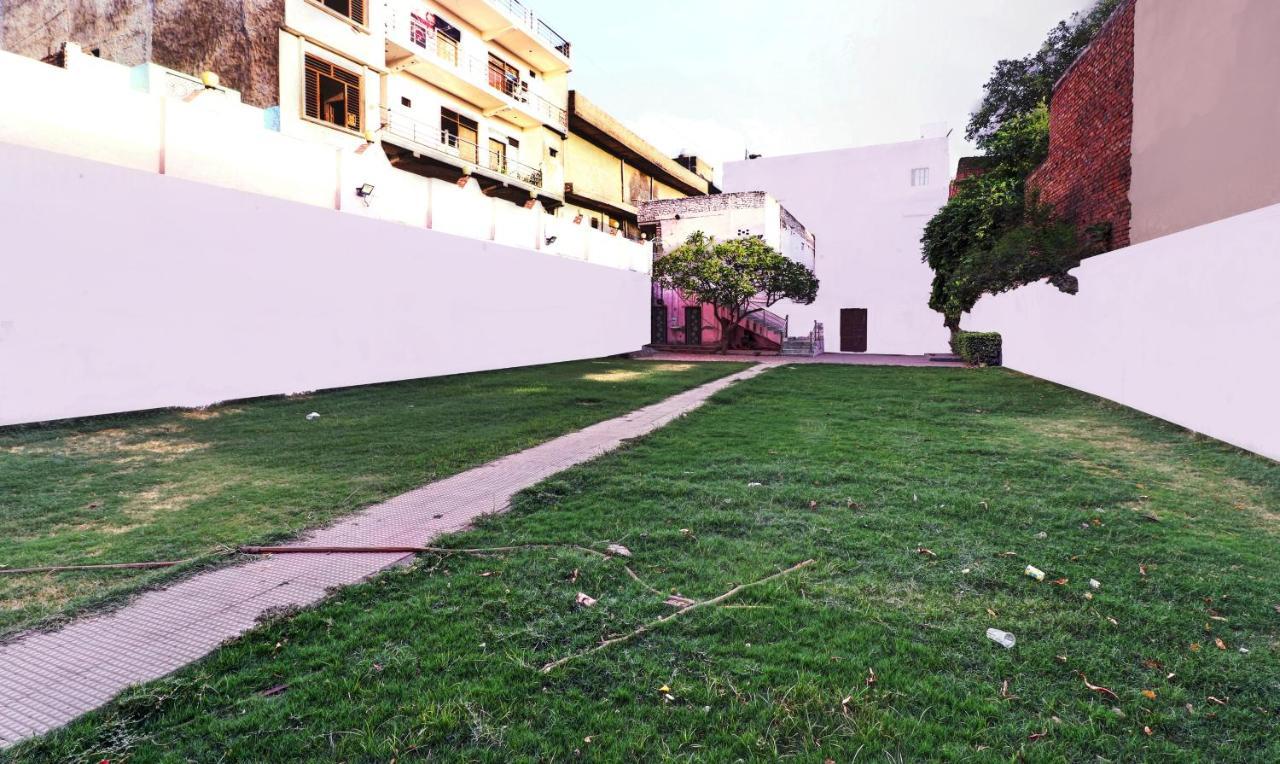 Hotel Pragati Palace Mathura Buitenkant foto