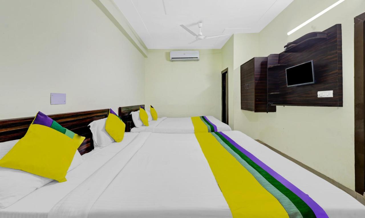 Hotel Pragati Palace Mathura Buitenkant foto