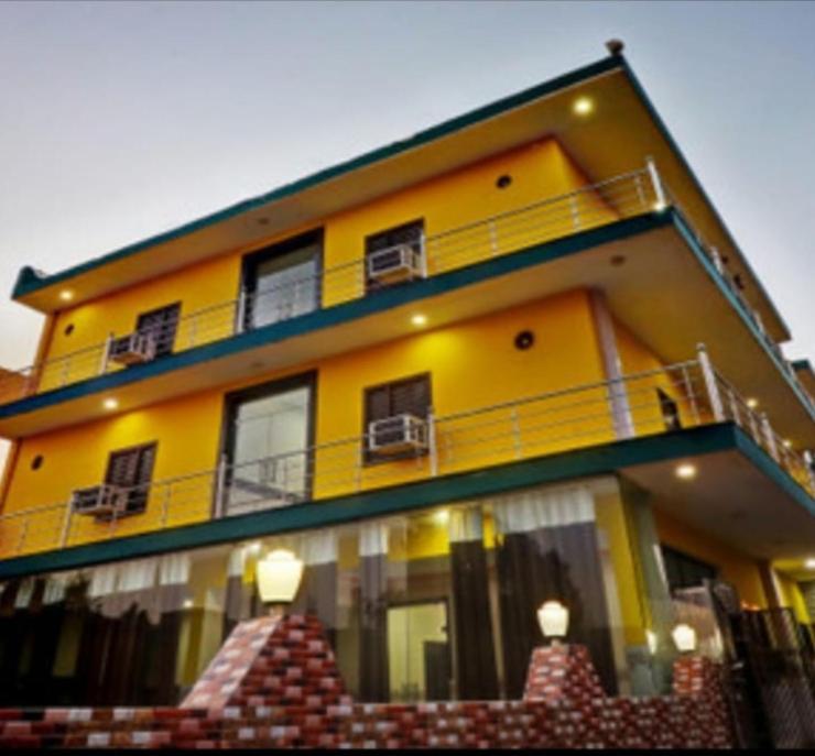 Hotel Pragati Palace Mathura Buitenkant foto